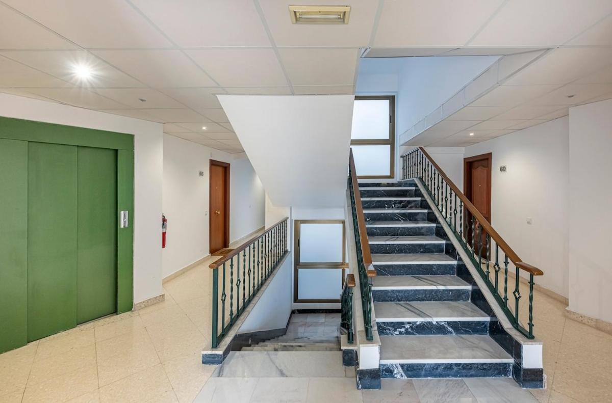 Modern 1 Bedroom Apartment, Steps From The Sea & Downtown *