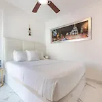 Modern 1 Bedroom Apartment, Steps From The Sea & Downtown