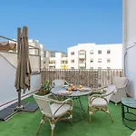 Modern 1 Bedroom Apartment, Steps From The Sea & Downtown