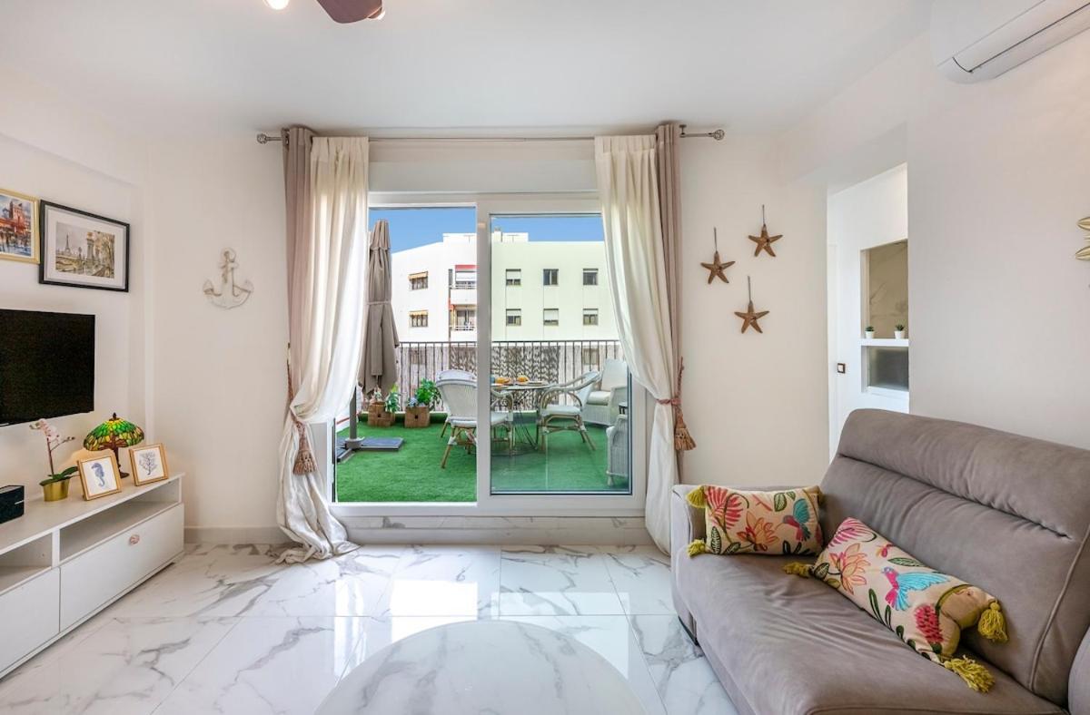 Modern 1 Bedroom Apartment, Steps From The Sea & Downtown Marbella