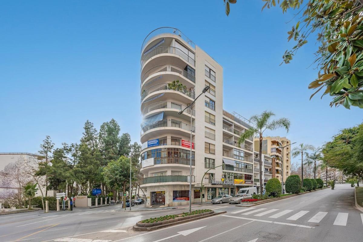 Modern 1 Bedroom Apartment, Steps From The Sea & Downtown Apartment Marbella