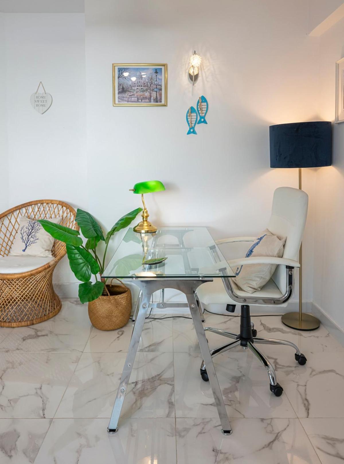 Modern 1 Bedroom Apartment, Steps From The Sea & Downtown Marbella