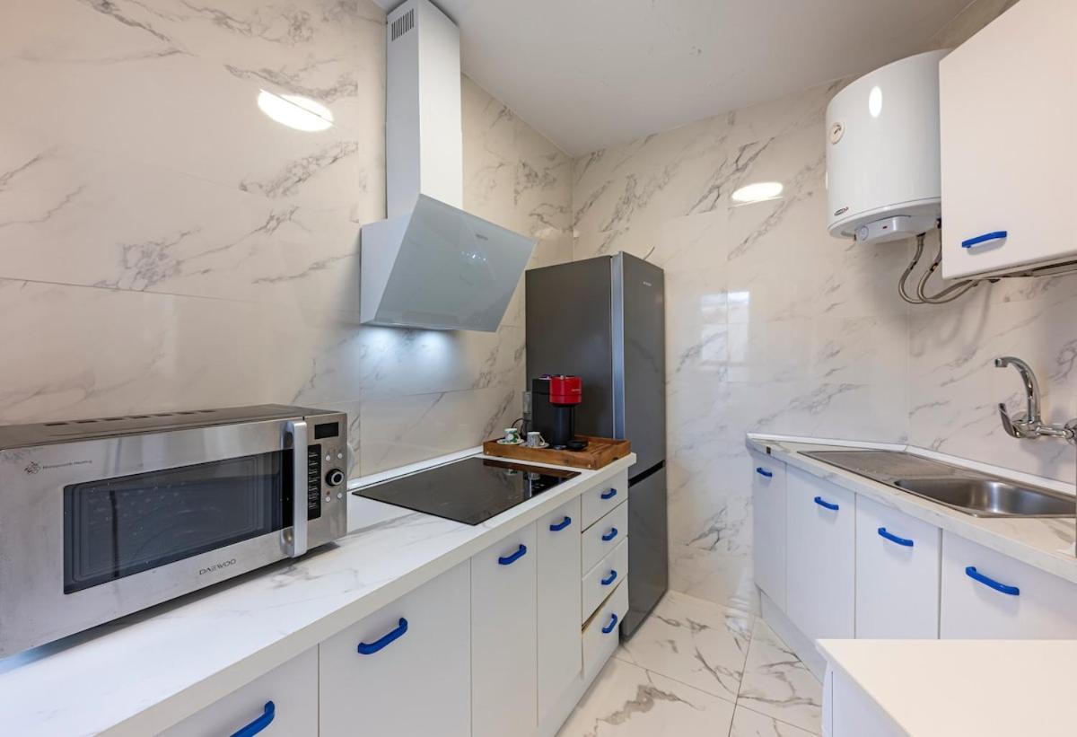 Modern 1 Bedroom Apartment, Steps From The Sea & Downtown * Marbella