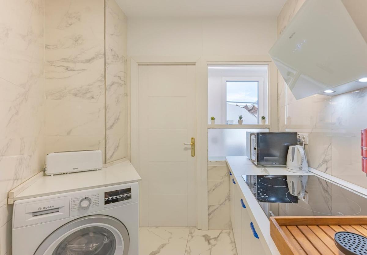 Modern 1 Bedroom Apartment, Steps From The Sea & Downtown Apartment