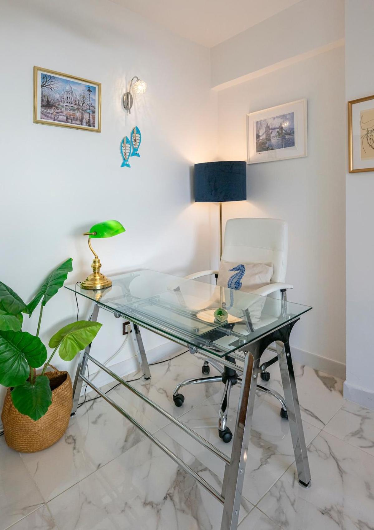 Modern 1 Bedroom Apartment, Steps From The Sea & Downtown *
