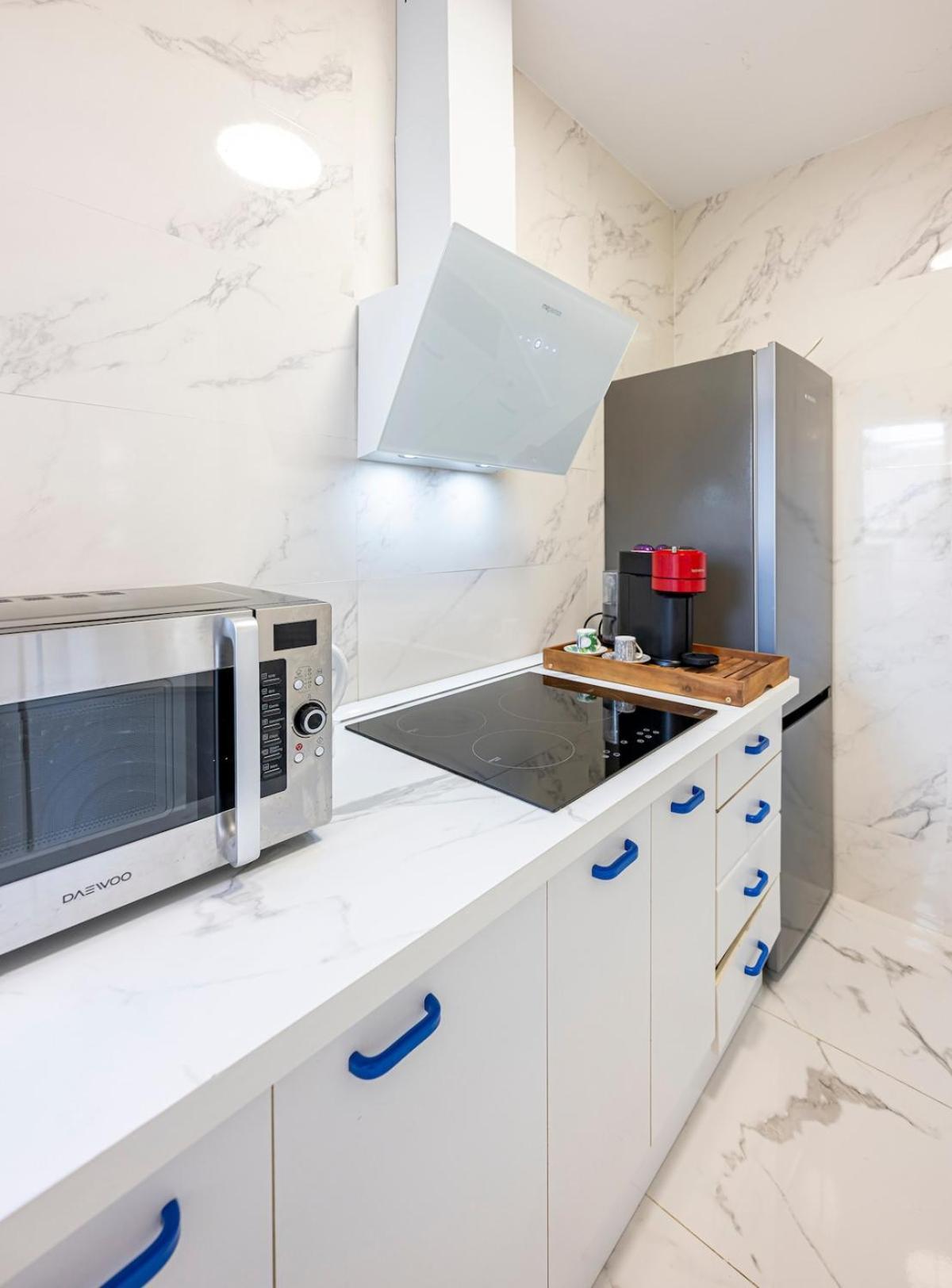 Modern 1 Bedroom Apartment, Steps From The Sea & Downtown