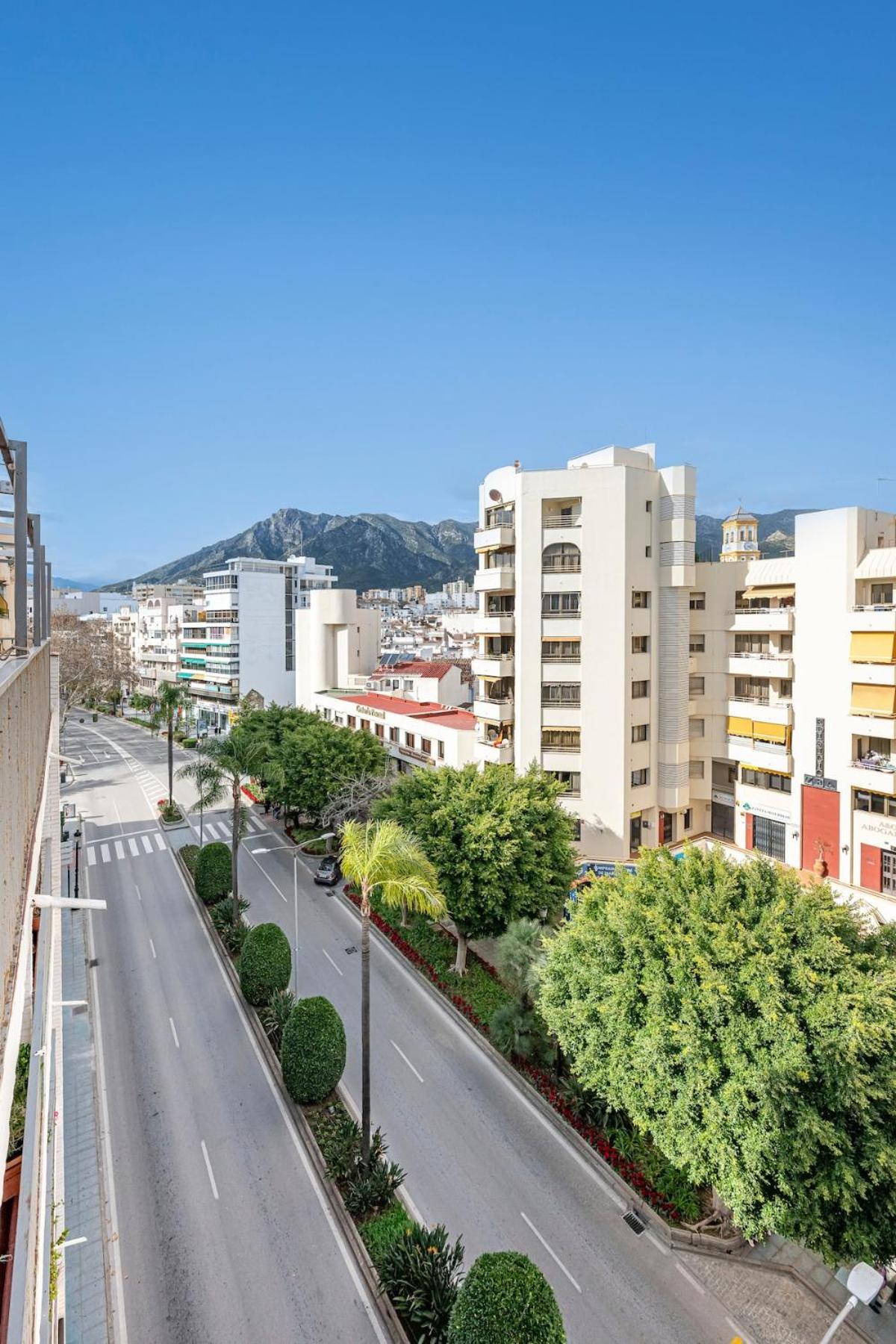 Modern 1 Bedroom Apartment, Steps From The Sea & Downtown * Marbella
