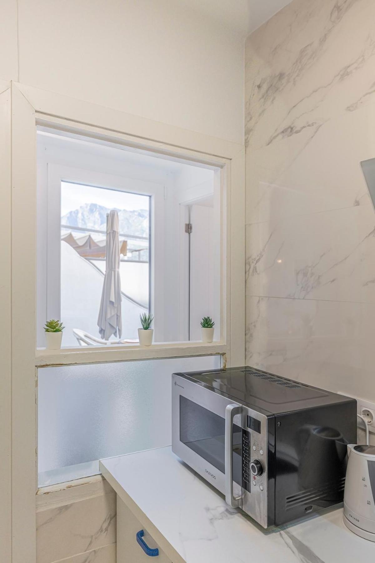 Modern 1 Bedroom Apartment, Steps From The Sea & Downtown Apartment
